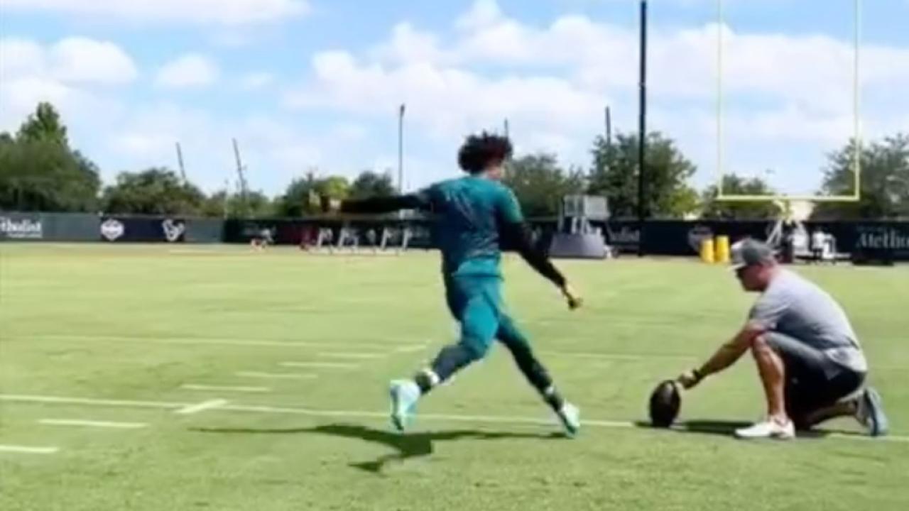 Memo Ochoa Kicking Field Goals Like An NFL Pro